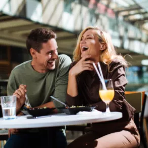 Photo d'un couple mengeant au restaurant