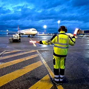 photo d'un employé sur le tarmac