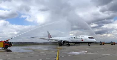 Dreamliner sous les jets d’eau des pompiers d’aéroport