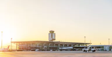 Photo d'un levé de soleil sur L'EuroAirport