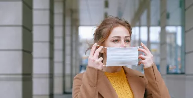 Photo d'une femme portant un masque sanitaire