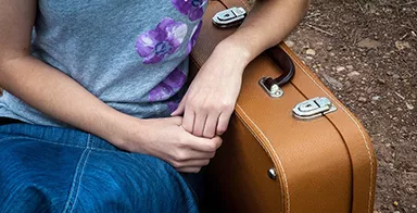Photo d'une fille avec un bagage