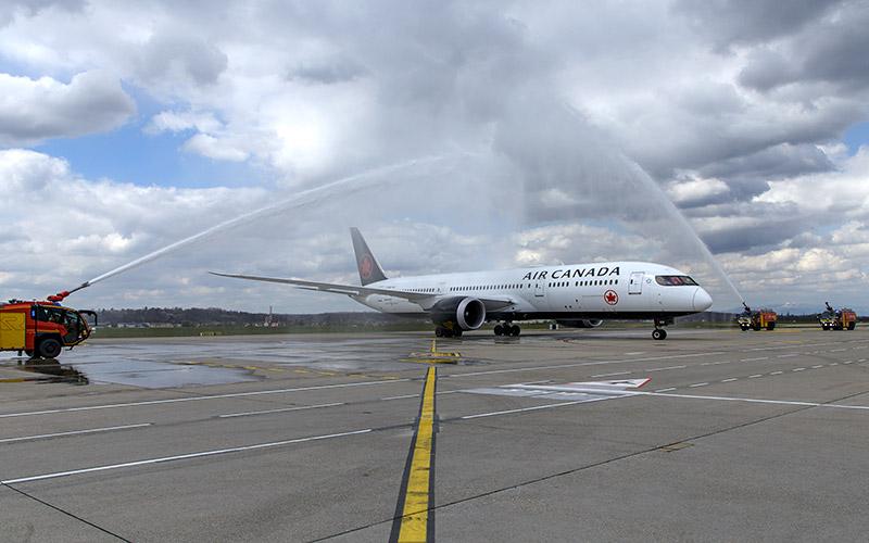 Dreamliner sous les jets d’eau des pompiers d’aéroport