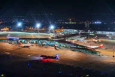 Photo aérienne nocture de l'EuroAirport
