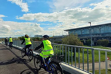 Vélos les long de la piste cyclable de l'EuroAirport