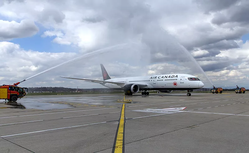Dreamliner sous les jets d’eau des pompiers d’aéroport