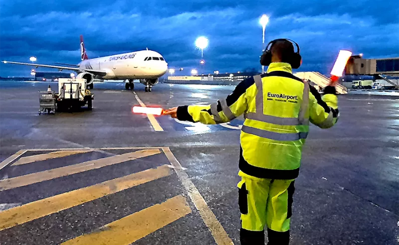 photo d'un employé sur le tarmac