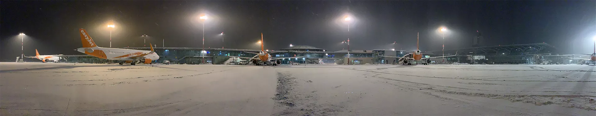 Photo d'une piste de l'EuroAirport enneignée