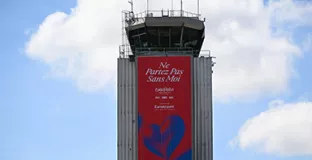 Photo de l'affiche "Ne partez pas sans moi" sur la tour de contrôle de l'EuroAirport
