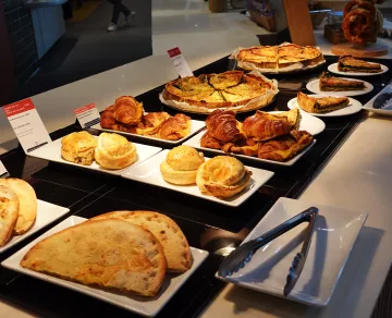 Buffet chaud Exki (Tourtes, croissants...)