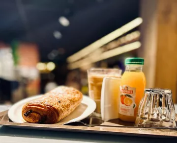 Photo d'un petit pain et d'un jus d'orange