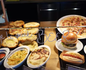 Photo d'une sélection de produit chaud (bretzel, tarte flambée, Hamnurger...)