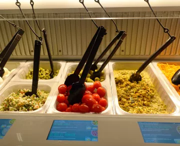 Salades de quinoa, de pates et légumes à composer de chez minute