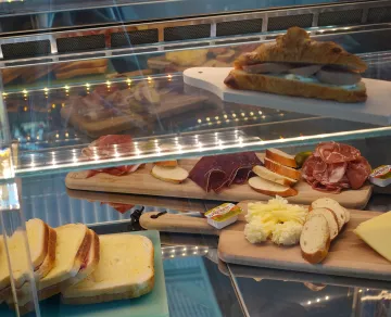 Choix de casse-croute au Skybar (plateau fromage ou charcuterie, croque-monsieur, croissant fourré)