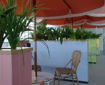 Espaces intimistes pour se restaurer au Skybar