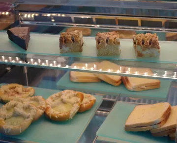 Selection de casse-croutes du Skybar (Bretzels aux fromages, feuilletés à la saucisse, gateaux au chocolat)