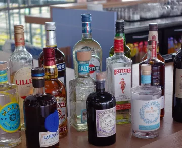 Photo de bouteilles d'alcools du Skybar (Martini, Gin, Rhum, Whisky...)