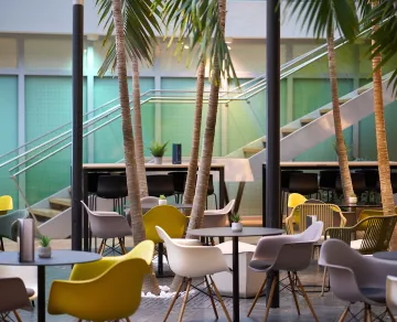 Photos des tables au rez-de-chaussée du Skyview Lounge