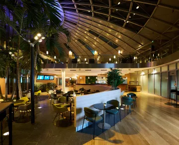 Photo de nuit du rez-de-chaussée du Skyview Lounge