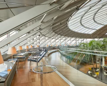 Photo de jour des chaisses-longues de repos du Skyview Lounge