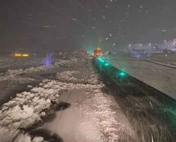 Photo déneigement piste en nuit